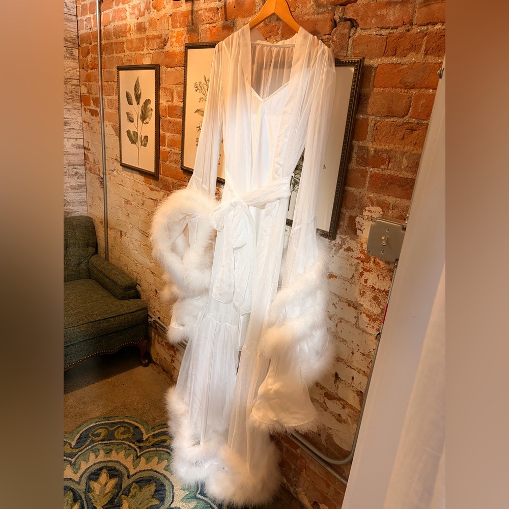 Luxurious White Feather Trim Robe - Picture 3 of 6